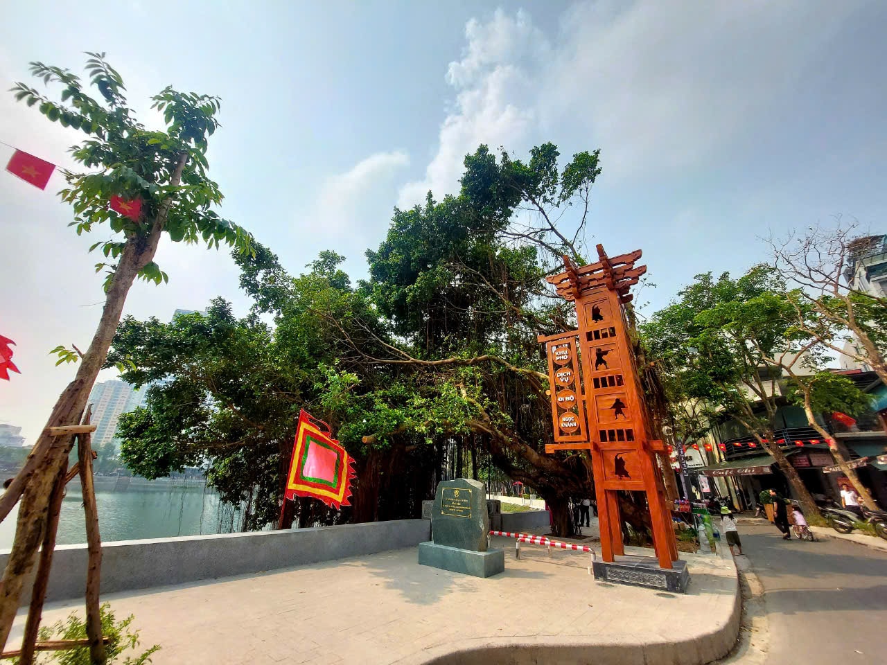 Tuyến phố đi bộ nằm trải dọc hồ Ngọc Khánh thanh bình